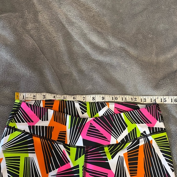 ✴️2 for $20- Fabletics Patterned Crop Leggings - Picture 5 of 5
